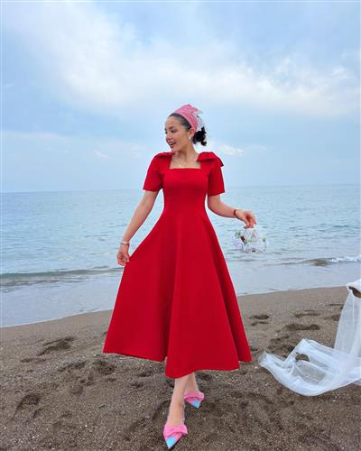 KIRMIZI OMUZ FİYONKLU POPLİN ELBİSE
